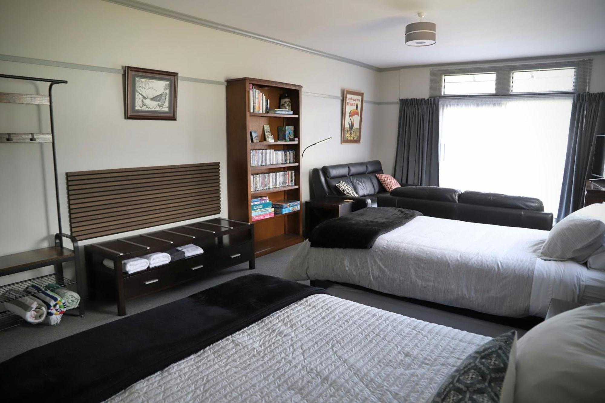 Catnap Cottage, Newly Renovated Manapouri Exterior photo